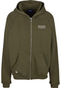 Sudadera de cremallera color verde oliva hecha de tejido suave, con un bolsillo tipo canguro, puños acanalados y un logotipo bordado "PEQUS" en el pecho.