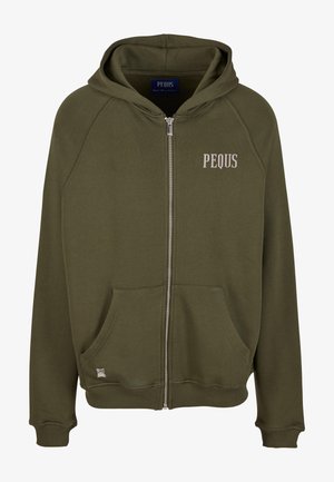 Olīvu zaļš ar rāvējslēdzēju apģērbs, izgatavots no mīksta auduma ar kangaru kabatu, ribotām piedurknēm un izšūtu "PEQUS" logo uz krūtīm.