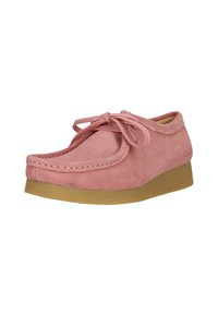 Scarpa in suede rosa chiaro con punta arrotondata e design con lacci, dotata di una suola in gomma testurizzata per grip e comfort.
