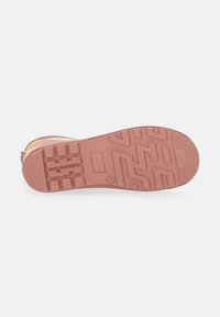 Suola della scarpa realizzata in gomma rosa, con una texture caratterizzata da un motivo a battistrada geometrico e marchiatura in rilievo. Finitura liscia vicino al tallone.