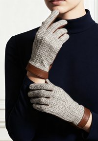 Gants texturés gris avec des accents en cuir marron, présentant un motif tricoté et trois sections distinctes pour les doigts.