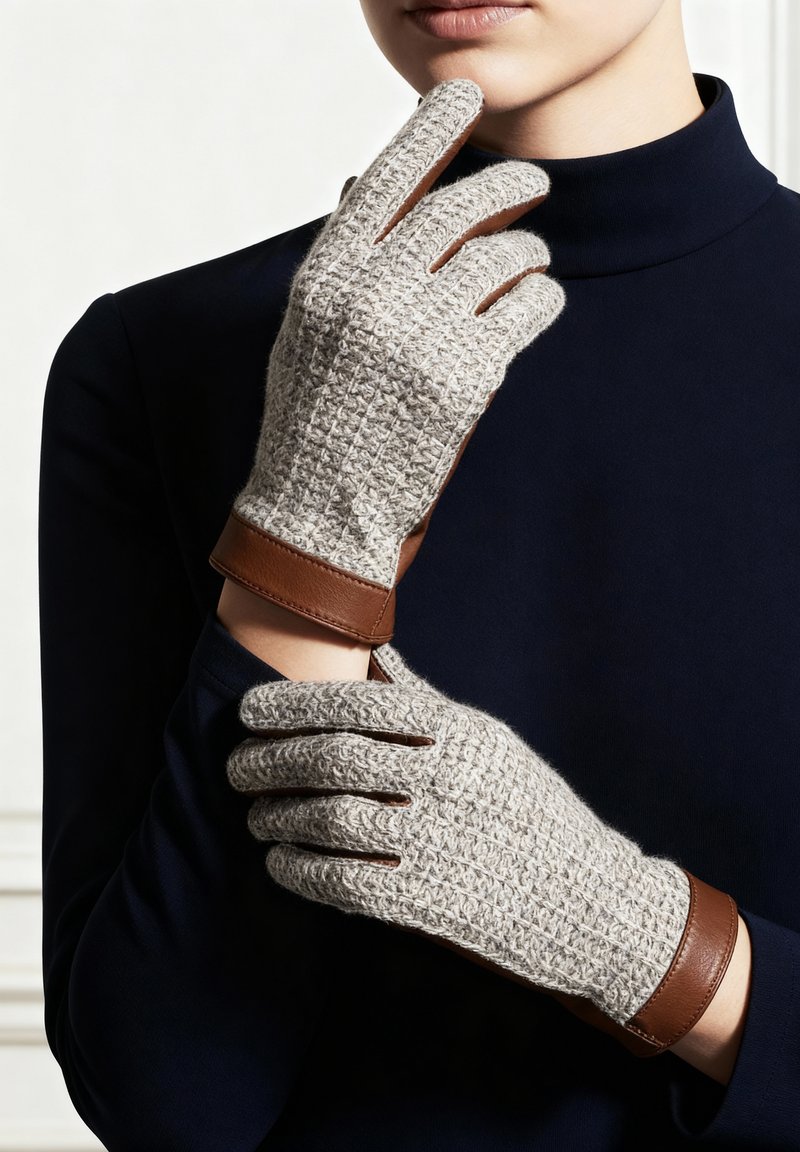 Gants texturés gris avec des accents en cuir marron, présentant un motif tricoté et trois sections distinctes pour les doigts.