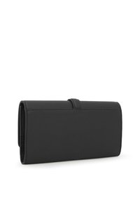 Schwarzes Lederportemonnaie mit glatter Textur, rechteckiger Form, Klappverschluss und geprägt eingestanztem Markenzeichen auf der Vorderseite.