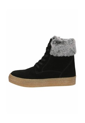Zapatilla alta de ante negra con un cuello de pelo sintético gris y suela de goma texturizada color marrón. Presenta cordones negros y costuras limpias.