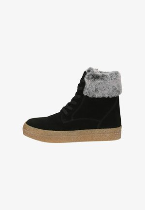 Czarne zamszowe sneakersy za kostkę z szarym kołnierzem z sztucznego futra i teksturowaną, tanową gumową podeszwą. Posiadają czarne sznurówki i staranne szwy.