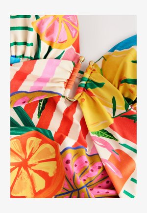 Monivärinen kangas, jossa on hedelmäkuvioita oransseissa, vaaleanpunaisissa ja vihreissä sävyissä. Kuvio sisältää raidat ja laskostetut yksityiskohdat, joissa on kultaista metalliosaa.