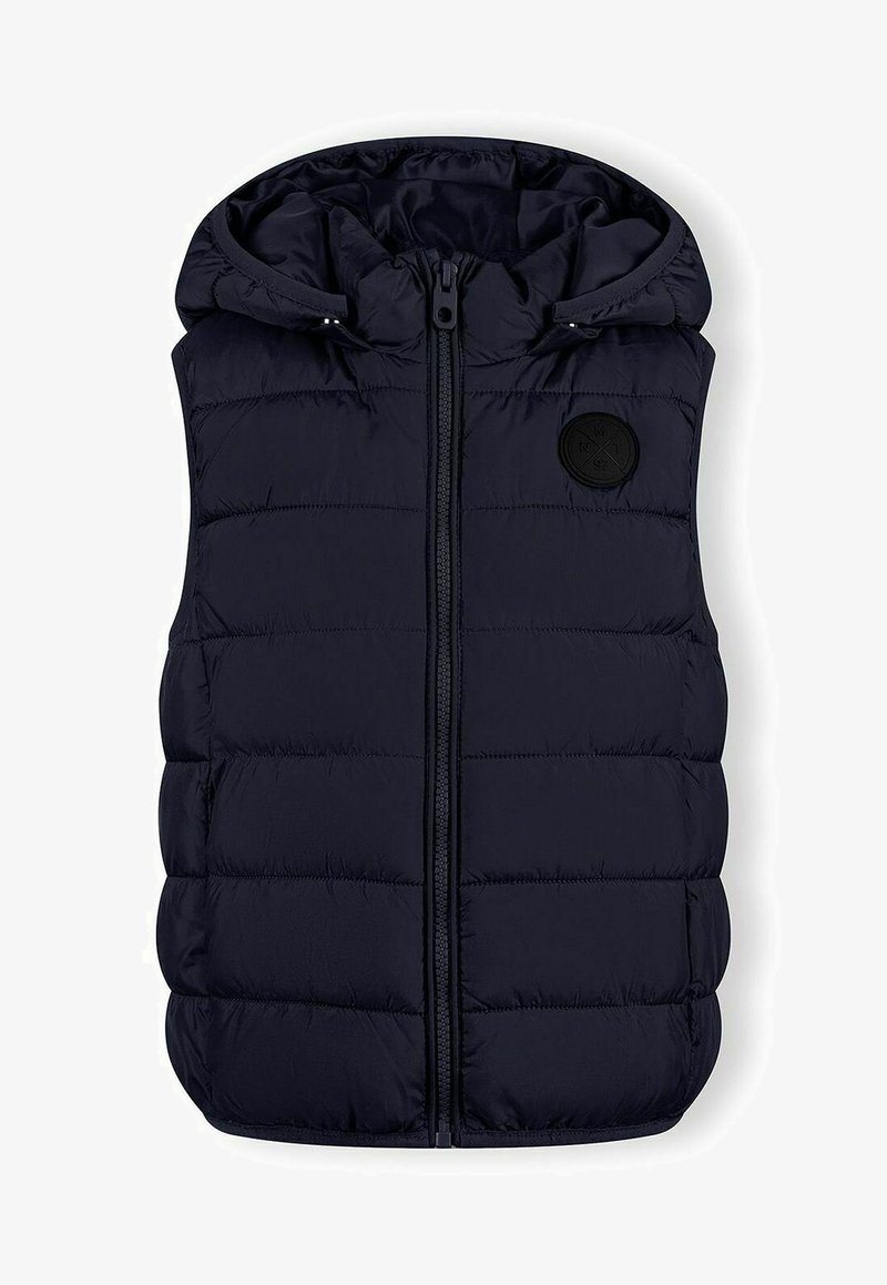 Mornarska pufasta prsluk s kapuljačom, s punim zatvaračem, horizontalnim šavovima i okruglim crnim logotipom na prsima. Glatka, sjajna tekstura.