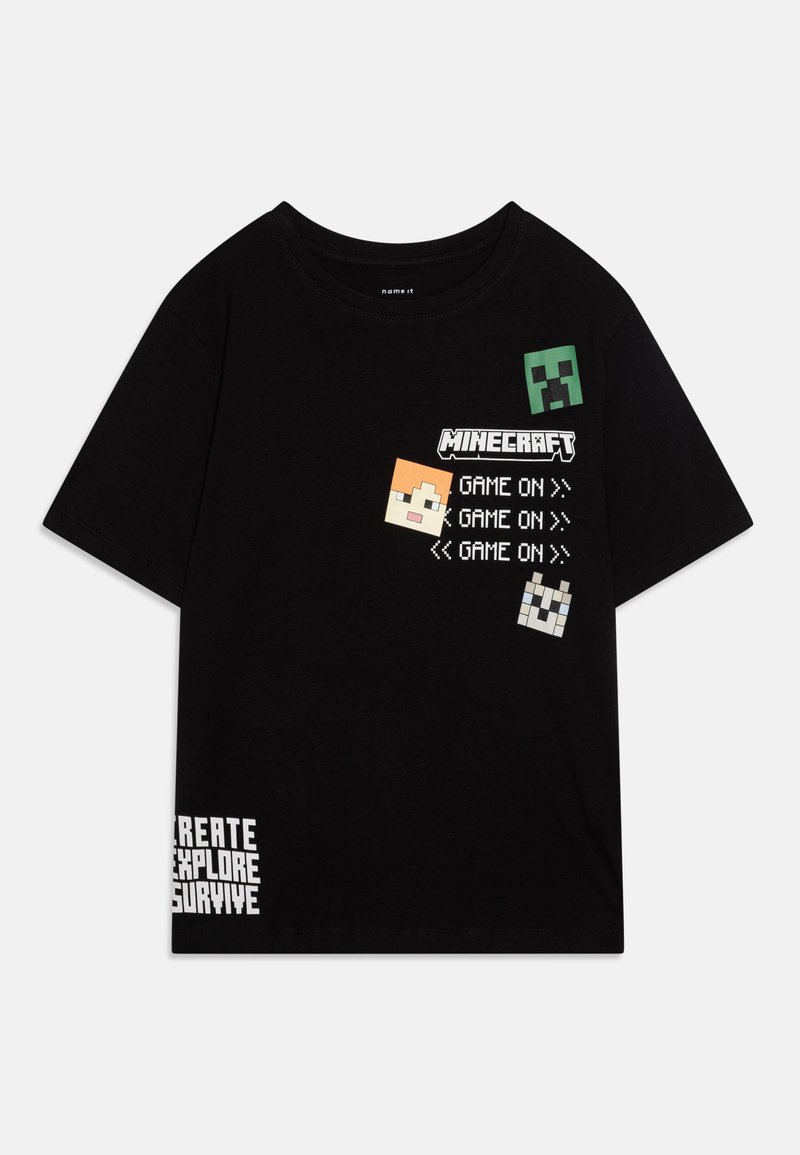 Melna kokvilnas T-krekls ar Minecraft grafiku un tekstu, tostarp pikseļveida varoņiem un frāzēm kā "SPĒLE UZ PRIEKŠU" baltā krāsā.