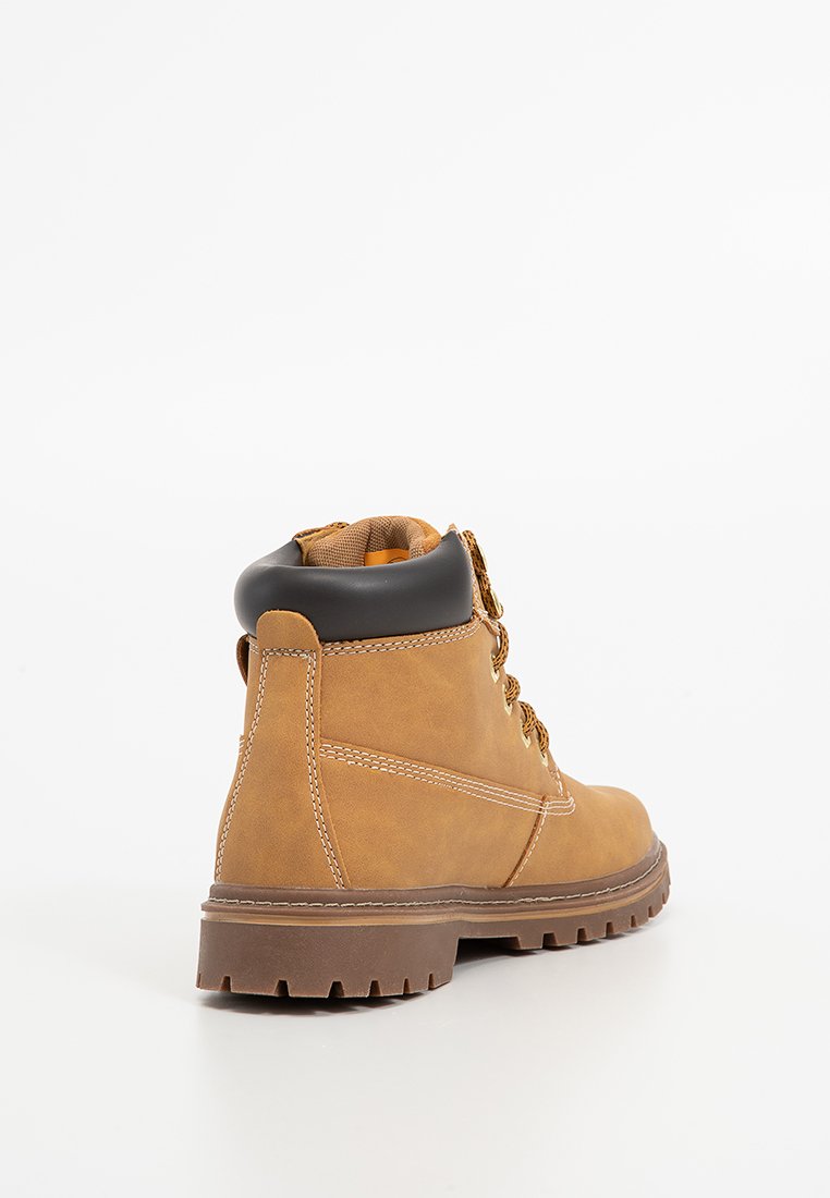 Botín de cuero marrón con cuello acolchado negro, punta redonda, cordones y suela de goma texturizada. Presenta costuras en contraste y un acabado suave.