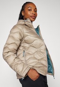 Peak Performance HELIUM UTILITY HOOD JACKET - Gewatteerde jas - avid beige/sand fog/hydro fresh