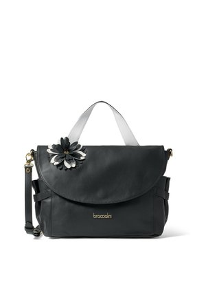 Borsa a spalla in pelle nera con chiusura a pattina, caratterizzata da un fiore decorativo in bianco e nero e un logo dorato sul davanti.