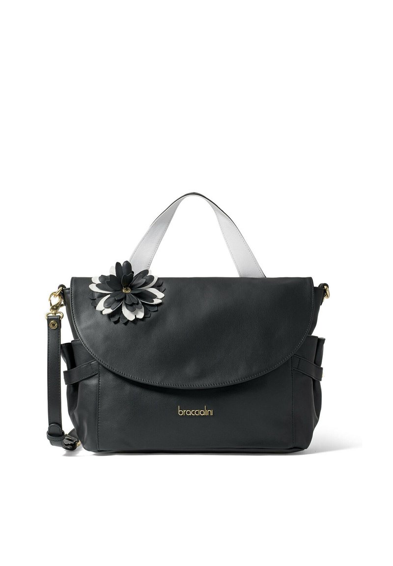 Borsa a spalla in pelle nera con chiusura a pattina, caratterizzata da un fiore decorativo in bianco e nero e un logo dorato sul davanti.