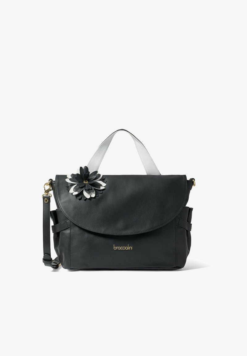 Borsa a spalla in pelle nera con chiusura a pattina, caratterizzata da un fiore decorativo in bianco e nero e un logo dorato sul davanti.