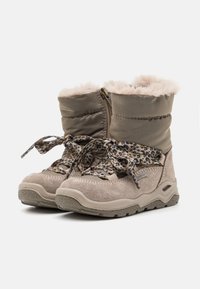 Beige kotníkové boty s koženým límcem, konstrukce z semiše a textilu a leopardím vzorem tkaniček. Texturovaná podrážka pro lepší přilnavost a stabilitu.