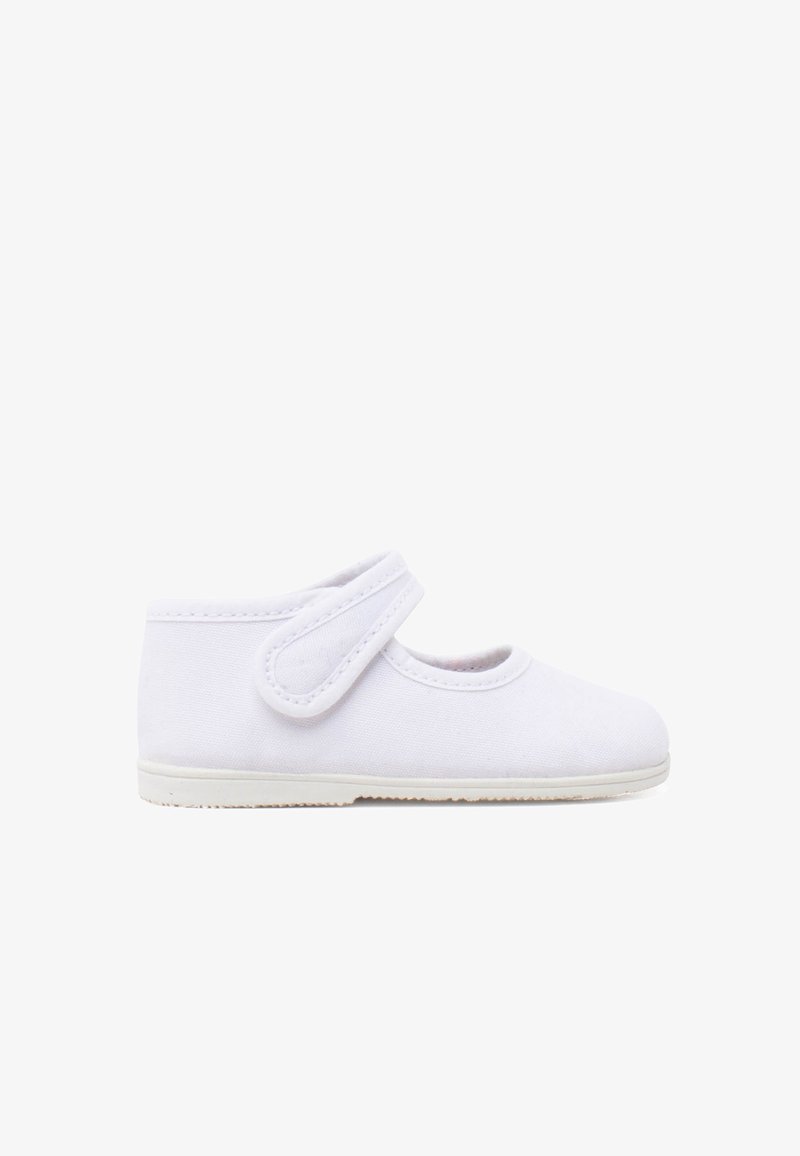 Weißer Leinen-Schuh mit abgerundeter Zehenkappe, flacher Sohle und verstellbarem Klettverschluss. Hat eine glatte Textur und einfache Nahtdetails.