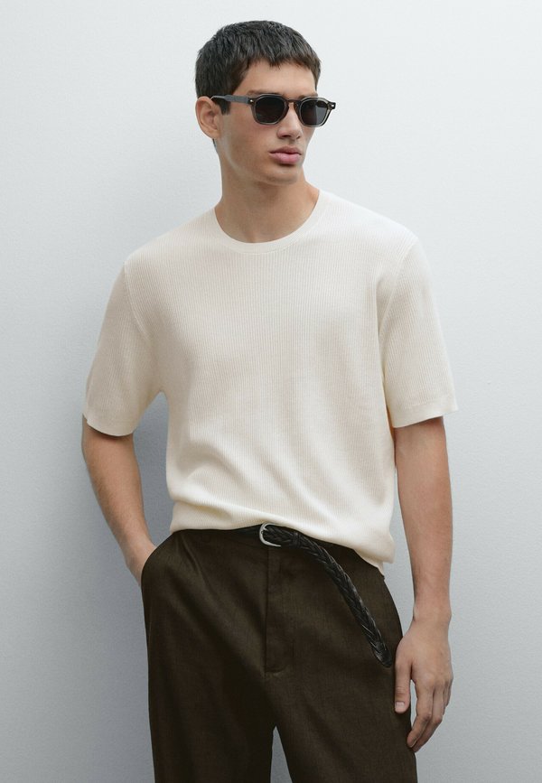 TEXTURED  SHORT SLEEVE - Basic T-shirt - beige