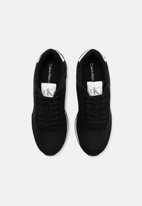 Calvin Klein Jeans RUNNER LACEUP - Αθλητικά παπούτσια - black/bright white