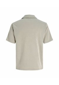 Polo beige et blanc à fines rayures, manches courtes, col classique, vu de dos sur fond blanc.