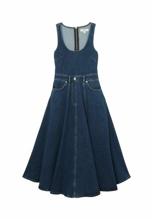 Abito senza maniche in denim blu scuro con corpetto aderente, tasche frontali, chiusura con bottoni e zip, e gonna svasata a linea A.