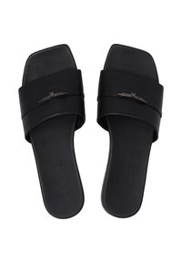 Schwarze Rutsch-Sandalen mit einem breiten Riemen, quadratischer Zehenform und einem metallischen Akzent am Riemen. Glatte Textur mit flacher Sohle.