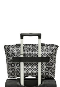 Černobílá vzorovaná taška přes rameno s horním madlem, připevněná k vysouvacímu kufru černým popruhem. Hladký povrch, látkový materiál.