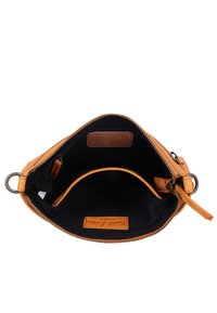 Karmiinse nahast kott, millel on tõmblukuga avamine, musta kangast sisemus, nahklabel ja sisemine tasku korraldamiseks.