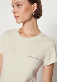 Calvin Klein Jeans MONOLOGO SLIM TEE 2 PACK - T-shirt básica - perfect taupe/eggshell