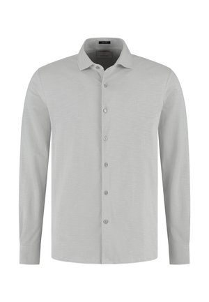 Lichtgrijs overhemd met lange mouwen en knopen, voorzien van een kraag en een subtiel logo op de linkerborst, weergegeven op een witte achtergrond.
