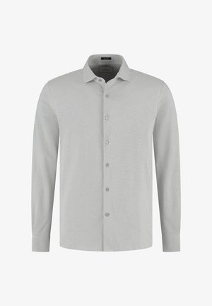 Lichtgrijs overhemd met lange mouwen en knopen, voorzien van een kraag en een subtiel logo op de linkerborst, weergegeven op een witte achtergrond.