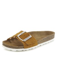 Sandale à glisser en daim jaune moutarde avec une boucle en métal argenté. Semelle intérieure en liège et semelle en caoutchouc blanc avec une texture antidérapante. Design à bout ouvert.