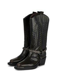 Botas de vaquero de cuero negro con un bordado intrincado, punteras afiladas y un tacón bajo. Presentan una cadena decorativa alrededor del tobillo.