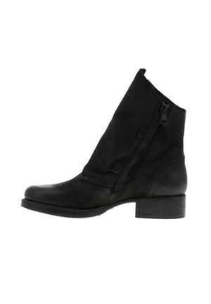 Bottines noires avec une tige texturée, un bout lissé, une fermeture éclair sur le côté et un petit talon empilé.