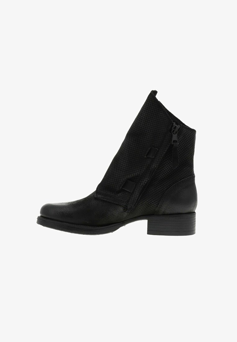 Bottines noires avec une tige texturée, un bout lissé, une fermeture éclair sur le côté et un petit talon empilé.