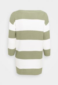 Grün-weißer gestreifter Strickpullover mit lockerem Schnitt, weitem Ausschnitt und Dreiviertelärmeln mit einem strukturierten Muster.