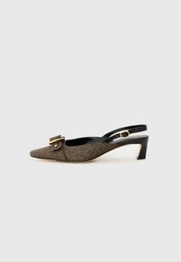 Talons slingback avec un bout pointu, en tissu à motifs marron, détail de boucle en or, sangle en cuir noir et un petit talon carré.