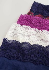 Čipkasti detalj u četiri boje: tamno ljubičasta, magenta, bijela i tamno plava. Svaki sloj ima složene cvjetne uzorke i valovite rubove.