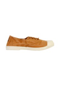 Scarpa da ginnastica in tela beige con punta e suola in gomma bianca, presenta un design con lacci e una superficie testurizzata, dettagli di cucitura laterale.