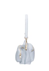 Borsa a tracolla in pelle di colore azzurro chiaro con finitura testurizzata, dotata di tre scomparti con zip e una tracolla removibile con accenti in hardware color oro.