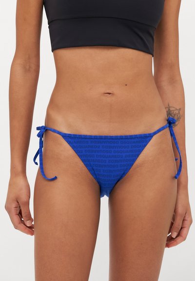 Blå bikini bund med justerbare snore, prydet med et tekstureret mønster af mærkenavnet "DSQUARED2" i mørkeblåt over stoffet.