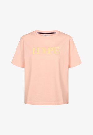 Różowy bawełniany t-shirt z krótkimi rękawami i okrągłym dekoltem. Na piersi znajduje się napis „HOPE” dużymi żółtymi literami.