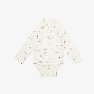 Balts garām piedurknēm bērnu bodijs ar sānu sprādzēm, uz kura ir drukātas bēšas gaisa balonu, mākoņu, zvaigžņu un mēness motīvi.