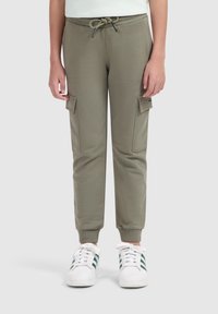 Olijfgroene sweatpants met een elastische tailleband, taps toelopende boorden en twee cargopockets aan de zijkant; gemaakt van zacht, gestructureerd materiaal.