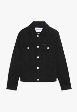 Czarna kurtka dżinsowa z srebrnymi guzikami, dwoma klapami na piersi oraz małą metką marki na lewej klapie kieszeni.