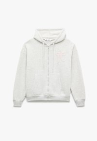 Lysegrå zip-up hoodie lavet af blød bomuldsblanding. Har en frontlomme, snoretræk ved hætten, og et lyserødt broderet logo.