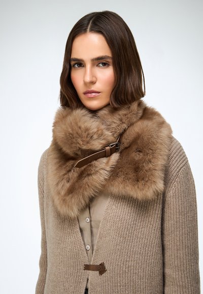 Brązowy sweter na guziki z futrzanym kołnierzem, wyposażony w skórzany pasek. Kołnierz ma miękką, puszystą fakturę i ciepły beżowy kolor.