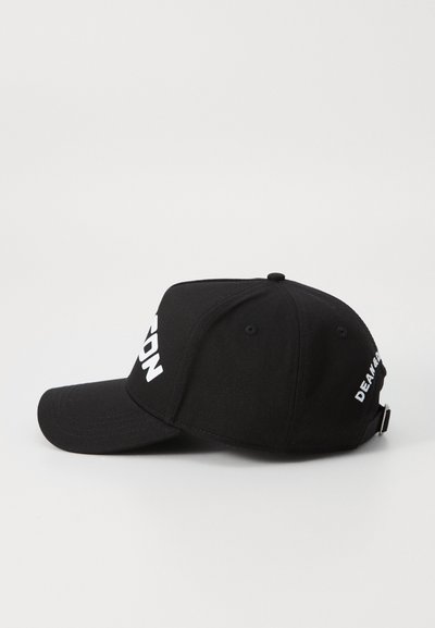 Casquette de baseball noire avec une visière courbée, en coton. Présente un texte blanc sur l'avant et le côté, et une sangle ajustable à l'arrière.