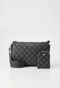 Zwart crossbody-tasje en klein etuitje met herhalend waaierpatroon en zilveren logo "JOOP!" op een effen witte achtergrond.
