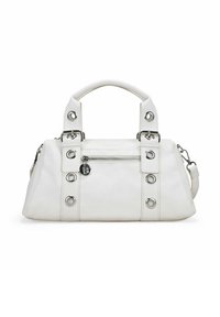 Bolso blanco hecho de material suave, con herrajes plateados, doble asa superior, un bolsillo frontal con cremallera y tachuelas decorativas.