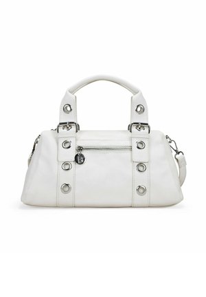 Bolso blanco hecho de material suave, con herrajes plateados, doble asa superior, un bolsillo frontal con cremallera y tachuelas decorativas.