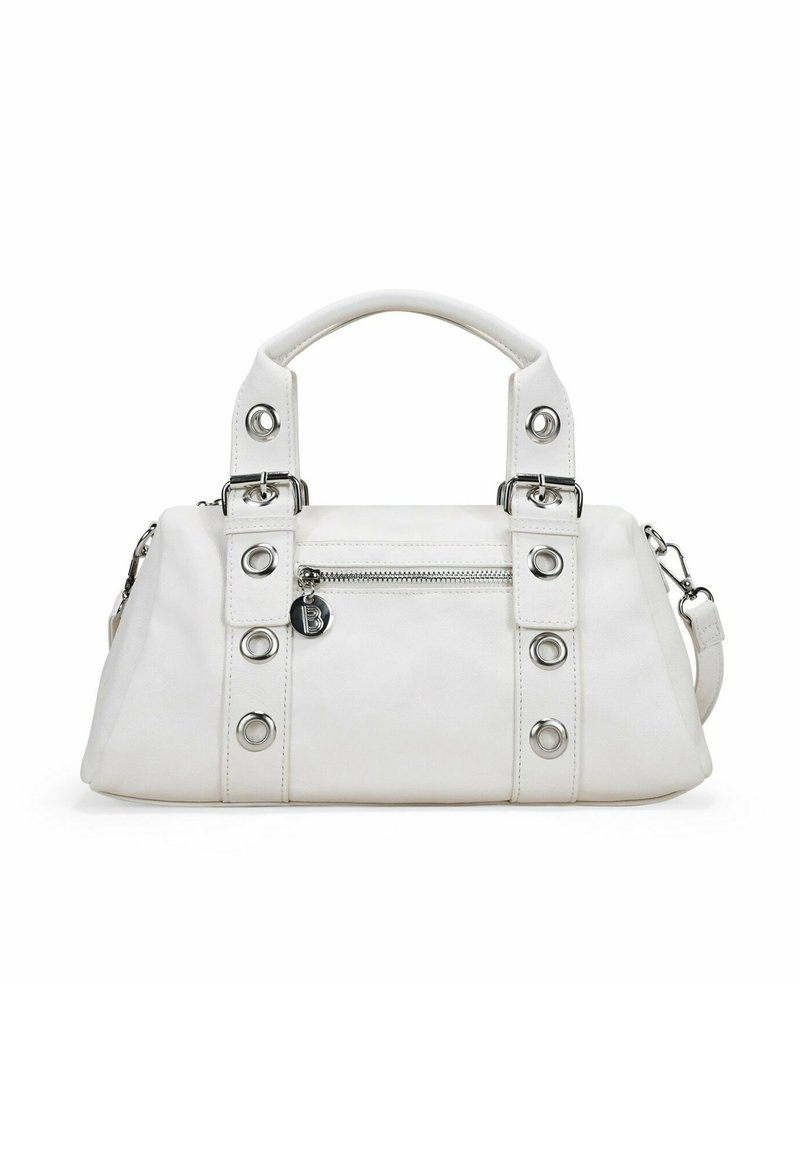 Bolso blanco hecho de material suave, con herrajes plateados, doble asa superior, un bolsillo frontal con cremallera y tachuelas decorativas.